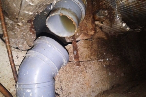 Ummistusnud-torustikus-surve-tõusu-tagajärjel-purunenud-toru-keldris,-vastasel-korral-oleks-vesi-toas
